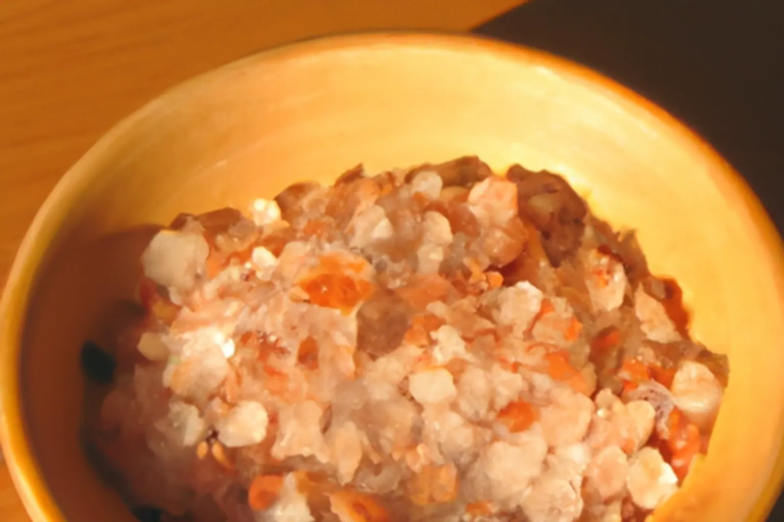 Rosa salt i en liten skål bredvid kryddor